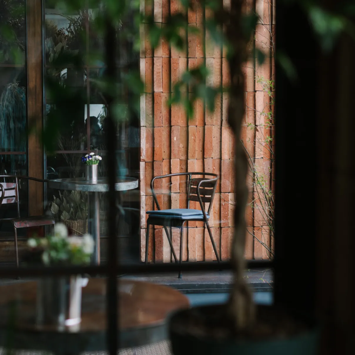 AVANGARDEN gallery and wine bar